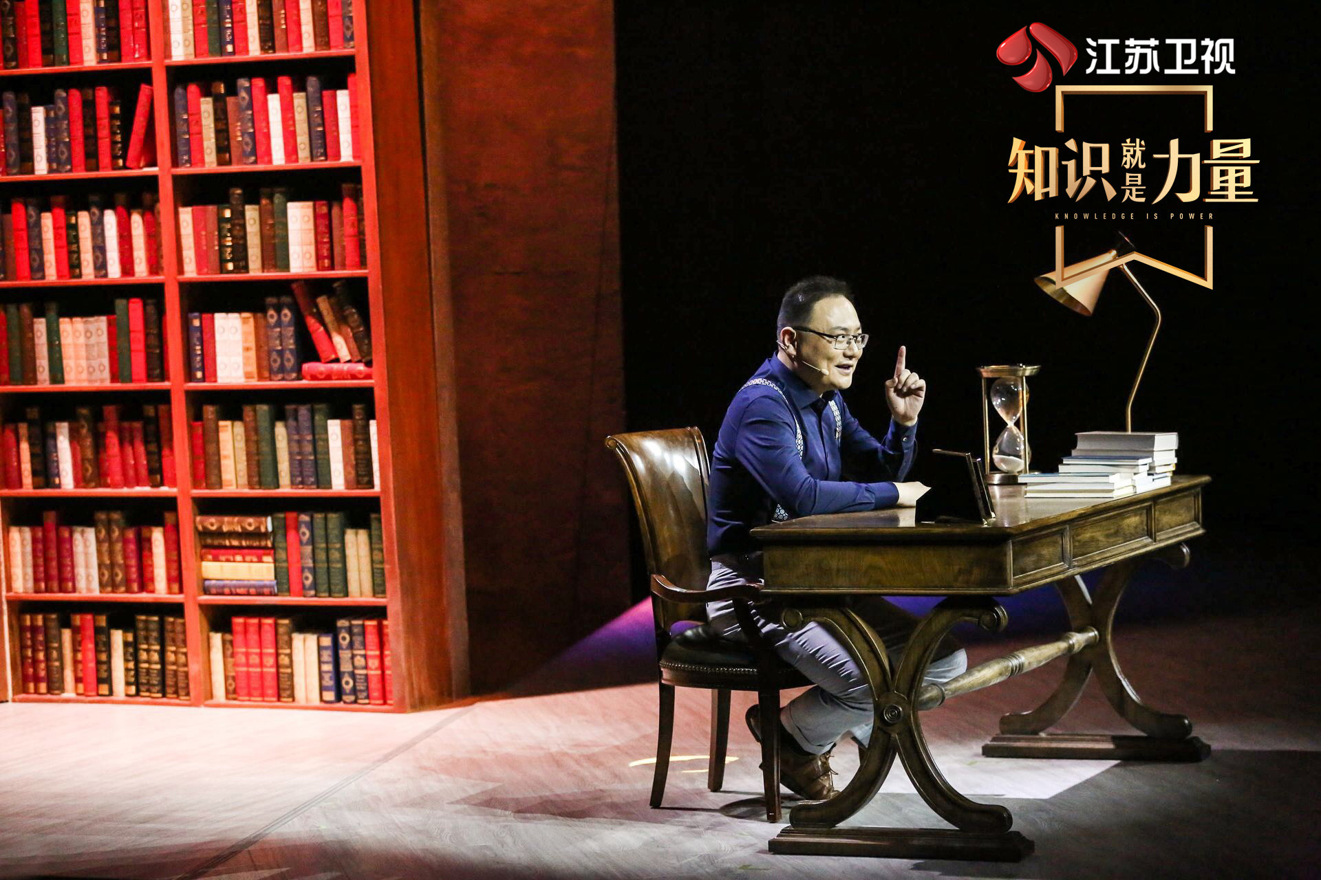 他打造的《罗辑思维》个人脱口秀节目在网上大获好评,罗振宇本人也被