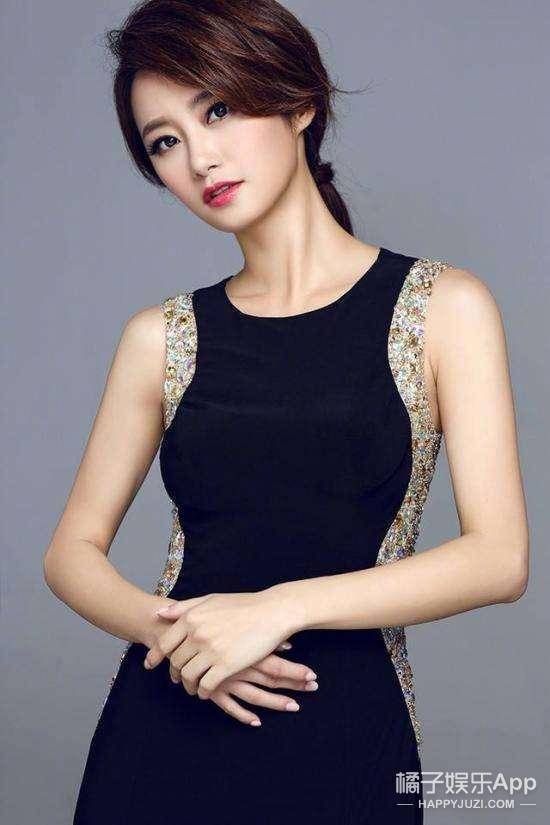 身材也保持的非常好↓小姐姐的街拍依旧是很有活力↓看来