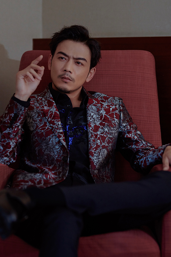 杨烁西装造型亮相 翩翩绅士展现成熟优雅