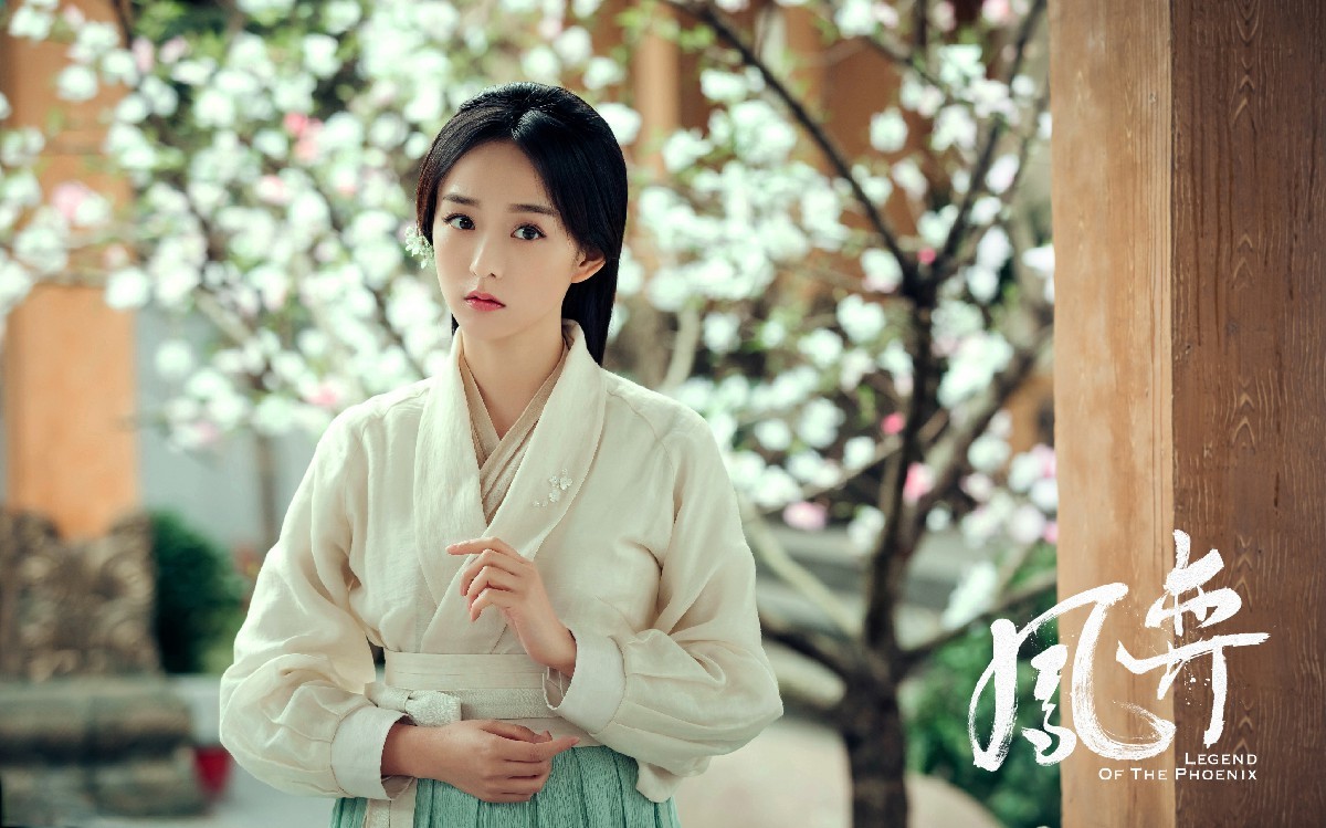 由何泓姗,徐正溪主演的古装剧《凤弈》近日正式开播,剧情展开后很快就