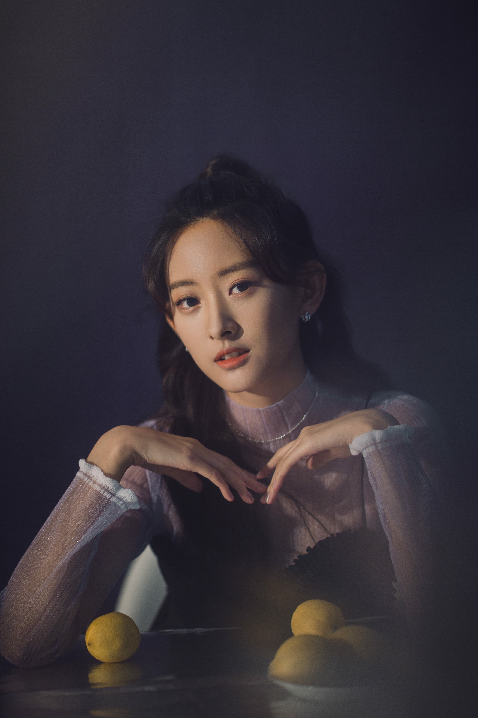 6月25日,演员代文雯身穿黑色云朵吊带蓬蓬裙内搭淡