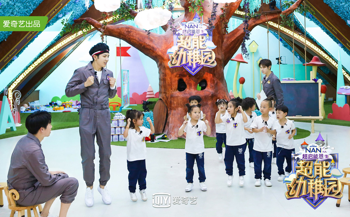 超能幼稚园为筹戏经费秦奋上街叫卖费启鸣卖萌砍价