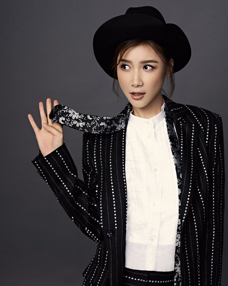 徐立潮范西装大片曝光气质高冷尽显帅气女人味