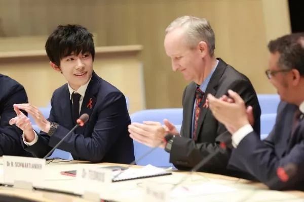 来跳舞,街舞圈大神也不敢怠慢,一股脑地给他站队,每次逮住队长都是往